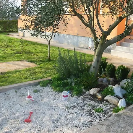 In Mit Terrasse Und Garten Lägenhet *